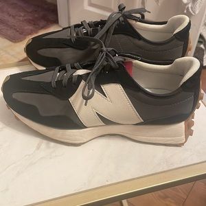 New Balance 327